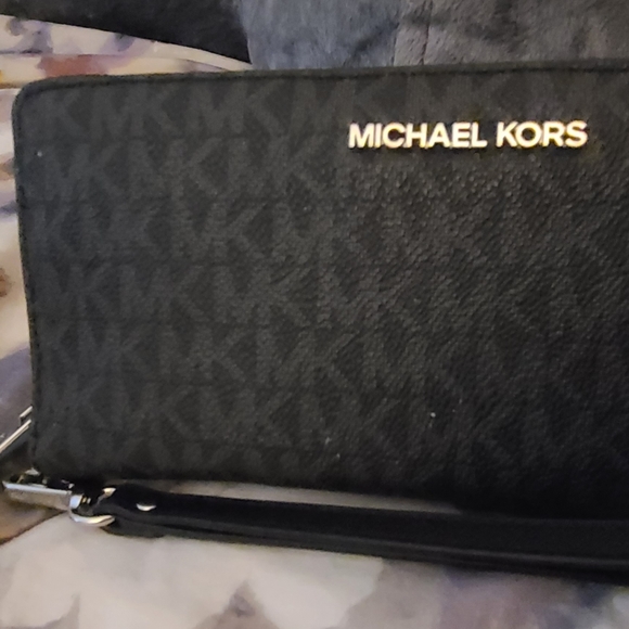 Micheal Kors large jet set wallet - Picture 2 of 6